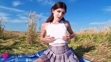 美女在短裙与一个小紧屁股推丁字裤到一边，在大自然中做爱